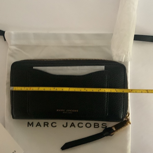 Marc Jacobs Zipped Continental Wallet in black leather - Picture 6 of 10